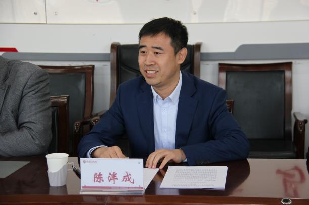 天津师范大学党委副书记陈泮成,武警后勤学院副院长兼教育长杨震代表